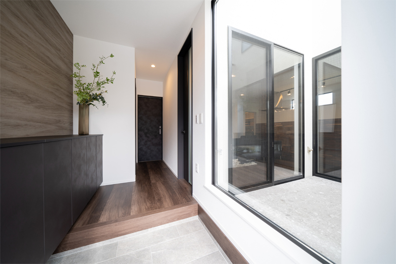 木々の美しさと家族の居心地よさにこだわった住まい