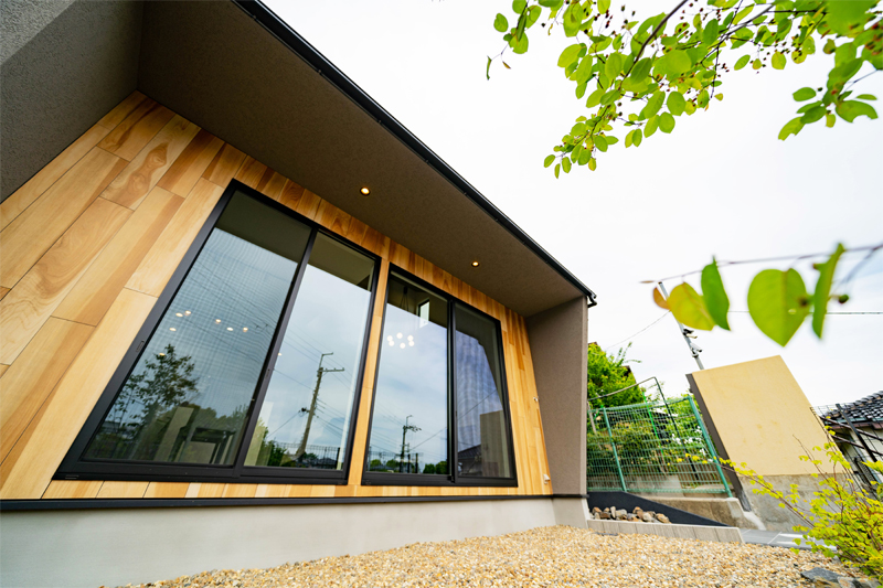 木々の美しさと家族の居心地よさにこだわった住まい