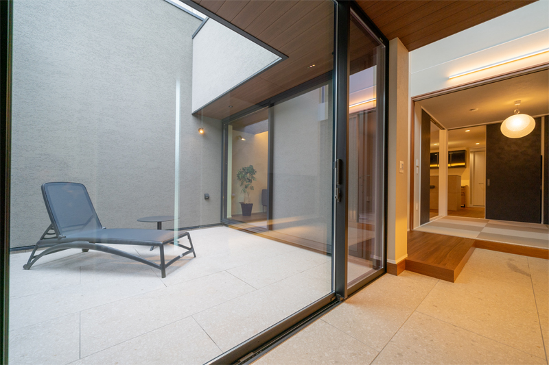 木々の美しさと家族の居心地よさにこだわった住まい