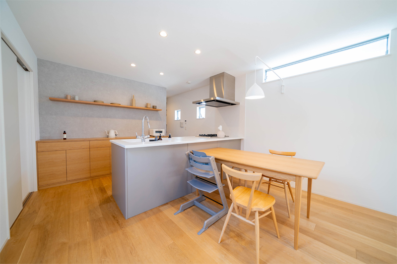 木々の美しさと家族の居心地よさにこだわった住まい