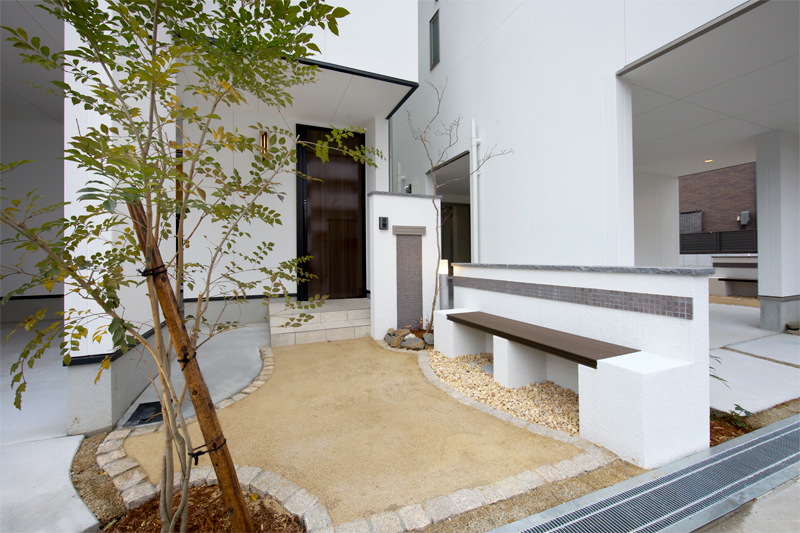 木々の美しさと家族の居心地よさにこだわった住まい