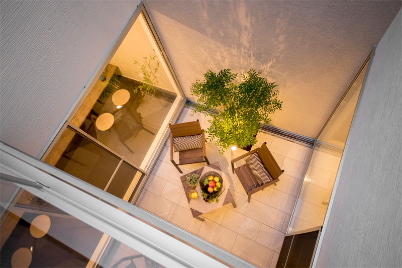 木々の美しさと家族の居心地よさにこだわった住まい